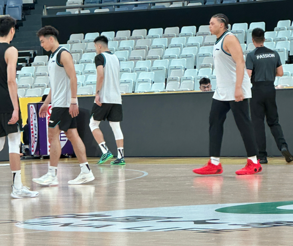 hth华体育官网-上海热身险胜广厦！李添荣复出三分6中6，白边统治篮下！